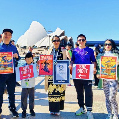 ရိုးရာဝတ်စုံဖြင့် ဆစ်ဒနီမာရသွန်ပြိုင်ပွဲရောက်ပြီး ဂင်းနစ်ကမ္ဘာ့စံချိန်ဝင်ခဲ့သည့် မြန်မာအမျိုးသမီး စစ်ကော်မရှင်ကို ကန့်ကွက်ဆန္ဒပြ