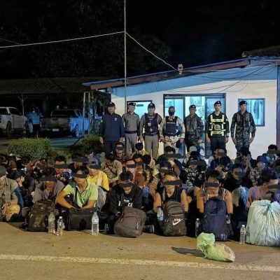 ကျွဲကောခြံတွင် ပုန်းအောင်းနေသည့် မြန်မာလုပ်သား ၇၀ ကို ထိုင်းရဲတပ်ဖွဲ့ ဖမ်းဆီး