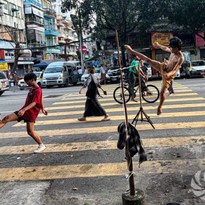 ခပ်စိပ်စိပ် လက်သရမ်းလာတဲ့ ရန်ကုန်စည်ပင်ကြောင့် လမ်းဘေးဈေးသည်တို့ မျက်ဖြူဆိုက်