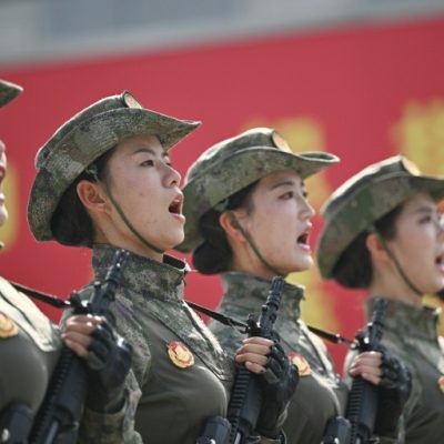 တရုတ်က စစ်ရေးပြပွဲတွင် ဒုံးကျည်များ၊ ဒရုန်းများ၊ လေဆာများအပါအဝင် လက်နက်သစ်များ ပြသဖွယ်ရှိ