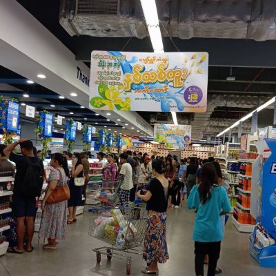 ရန်ကုန်ရှိ ဈေးဝယ်စင်တာများတွင် အချိန်ပိုင်းဝန်ထမ်းများခေါ်ယူနေပြီး လုပ်ကိုင်လိုသူ များပြားနေ