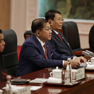 တရုတ်က ဘီလူးခေါင်းနဲ့ မင်းအောင်လှိုင်ကို ကမ္ဘာ့စင်မြင့်ပေါ်ဆွဲတင်