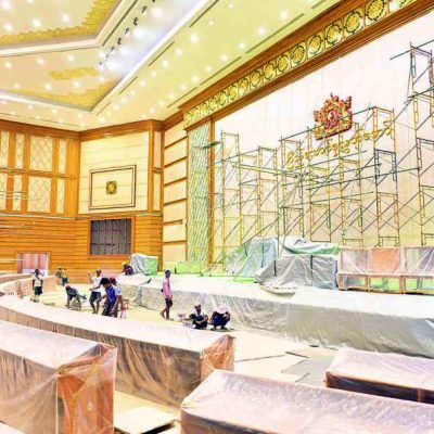 ငလျင်ကြောင့် ပျက်စီးခဲ့သည့် ပြည်သူများကို ပြန်လည်ထူထောင်ရေးထက် ရွေးကောက်ပွဲအမှီ လွှတ်တော်အဆောက်အဦးများ ပြီးဖို့ မင်းအောင်လှိုင်ကြိုးစားနေ