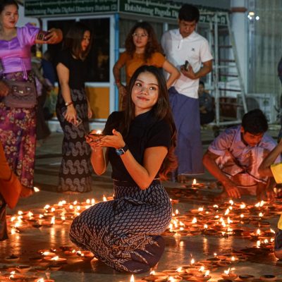 သီတင်းကျွတ်လပြည့်နေ့ည ဗိုလ်တထောင်စေတီတော်တွင် ဆီမီးထွန်းညှိပူဇော်နေမှုမြင်ကွင်း