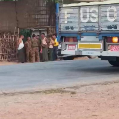 ကြို့ပင်ကောက်၊ အုတ်ဖိုနှင့် စစ်ကွင်းမြို့ဂိတ်များတွင် လုံခြုံရေးလျှော့ဟန်ပြပြီး စစ်သားများ အရပ်ဝတ်ဖြင့် ပုန်းအောင်းစောင့်ကြည့်နေ