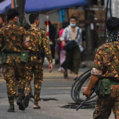 ရန်ကုန်လမ်းများပေါ် စစ်တပ် ဖမ်းဆီးခြင်းခံရသူ တစ်လအတွင်း ၅၀ကျော်ရှိဟုဆို