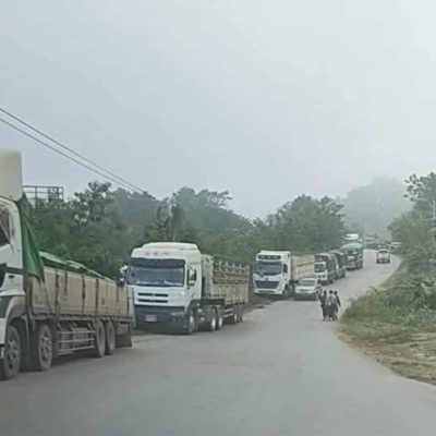 စစ်တပ်နှင့် MNDAA စစ်ဆိုင်ထားသည့် နမ့်လန်မြို့၌ ခရီးသည်နှင့် ကားများပိတ်မိနေ