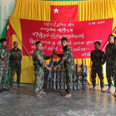 မုံလှတိုက်ပွဲမှ သိမ်းဆည်းရမိသောသော လက်နက်များကို ပူးပေါင်းတပ်ဖွဲ့များထံ ခွဲဝေ ဂုဏ်ပြု