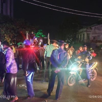 ဒေါက်တာတေဇာဆန်းနှင့်အဖွဲ့ကို ဖမ်းမမိသဖြင့် မန်း ဆန္ဒပြနေရာရှိ ဈေးဆိုင်များအား ဖျက်ဆီးကာ လက်စားချေ