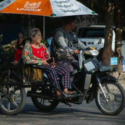 ရဲများ၏ အတင်းအကျပ် ခိုင်းစေမှုကြောင့် ဆိုင်ကယ် ဘေးတွဲသမားများ မဲဆွယ်ဆိုင်းဘုတ်များကို အိပ်ရေးပျက်ခံ ကင်းစောင့်နေရ