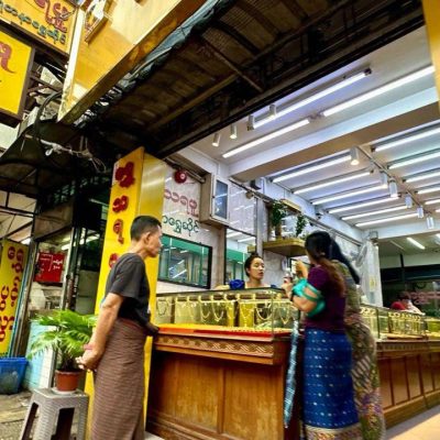 ရွှေဈေး သိန်း ၁၀၀ ကျော်ပြီး အရောင်းပိတ်၊ ဈေးကွက်ထဲ အရပ်ဝတ်များ ရောက်ရှိ စောင့်ကြည့်
