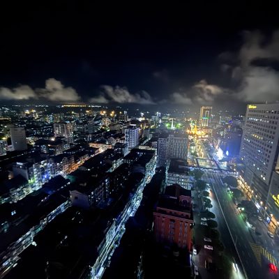 သာကေတတွင် ညဦးပိုင်း လမ်းဘေးထိုင် ဂစ်တာတီးနေသော လူငယ် ၂ ဦးကို ရဲများ ဖမ်းဆီး