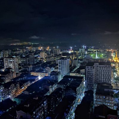 ရန်ကုန်တွင် ညဘက် လမ်းဘေးထိုင်နေသော လူငယ်များ စစ်တပ်လက်ချက်ကြောင့် ဘဝပျက်