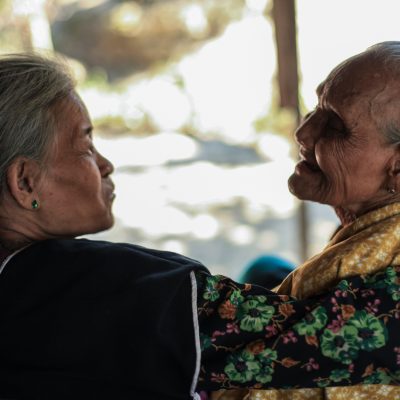 နို့ဖိုးဒုက္ခသည်စခန်း အရိပ်အောက်က အဖွားအိုအို
