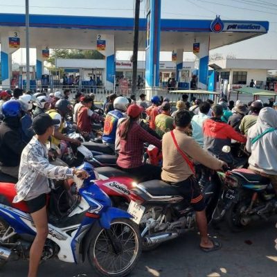 အရှေ့အလယ်ပိုင်းပဋိပက္ခကြောင့် မြန်မာပြည်တွင်း စက်သုံးဆီပြတ်လပ်မည်ကို စိုးရိမ်ပြီး အလုအယက်ဝယ်ယူနေကြ