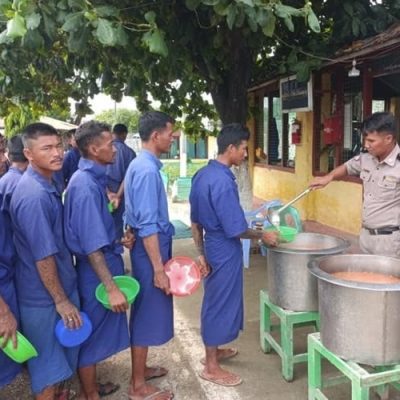 ရွှေဘိုထောင်တွင် ထောင်ဝန်ထမ်းများမွေးထားသည့် ဝက်များ၊ ခွေးများ ကျွေးပြီး ပိုသည့် ထမင်းကိုသာ နိုင်ကျဉ်းများ စားနေရ