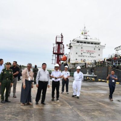 စစ်တပ်၊ ရဲနှင့် ဝန်ထမ်းအချို့ စက်သုံးဆီ မှောင်ခိုရောင်းချနေ