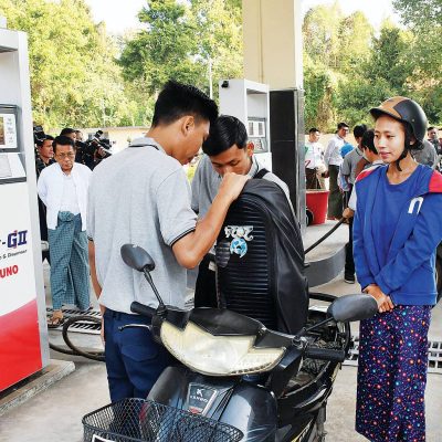 တော်လှန်ရေးဒေသများတွင် ဓာတ်ဆီစျေးနှုန်း နှစ်ဆထိမြင့်တက်နေပြီး လိုအပ်သလောက် ဝယ်ယူ၍မရဖြစ်နေ