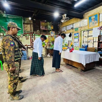 တပ်ချုပ်အဖြစ်မှ မင်းအောင်လှိုင် အနားယူလို့ဆိုပြီး ဓာတ်ပုံကို ဂါရ၀ပြုခဲ့သည့် မန္တလေး ပျူစောထီးအုပ်ချုပ်ရေးမှူး နှစ်ဦး လှောင်ပြောင်ခံနေရ