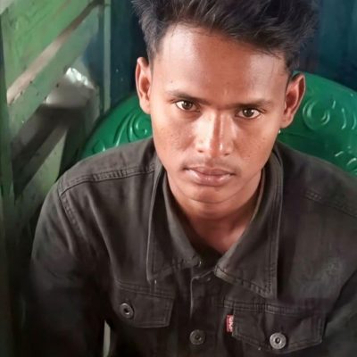 ဖလမ်းတွင် ထွက်ပြေးလာသည့် စစ်မှုထမ်းတပ်သားတစ်ဦးကို ပြည်သူတို့ ဖမ်းမိ