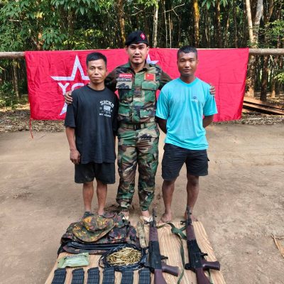 ရေးတွင် စစ်မှုထမ်းတပ်သားသစ် ၂ ဦး လက်နက်နှင့် အလင်းဝင်