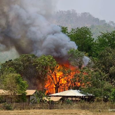 မြောက်ဦး၊ကျောက်ဆည်ပြင်ရွာ ဘုန်းကြီးကျောင်း စစ်တပ် ဗုံးဒဏ်သင့် မီးလောင်