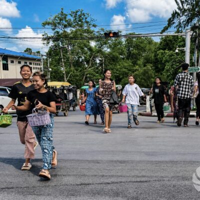 ခေတ်ပျက်ထဲက သံမဏိပန်းများ