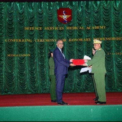 မင်းအောင်လှိုင်အား ခါးရိုးဆစ်ပေါင်းရောဂါ ကုသပေးခဲ့သည့် အိန္ဒိယ ဆရာဝန်ကို စစ်တပ်က ဂုဏ်ထူးဆောင်ပါမောက္ခဘွဲ့ပေး