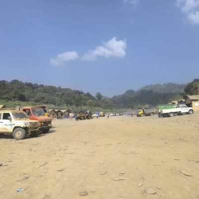 မိုးအဆက်မပြတ်ရွာ၍ လမ်းပျက်စီးမှုကြောင့် အိန္ဒိယ-ရခိုင် နယ်စပ်တွင် ကုန်ကားရာချီ ပိတ်မိနေ
