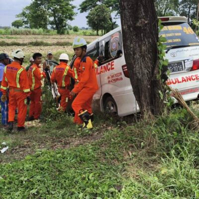 လူနာတင်ကား အခြားယာဉ်၂စီးကို ဆင့်တိုက်မှုဖြစ်ပွား၊ ၂ဦးသေ၊ ၄ဦးဒဏ်ရာရ