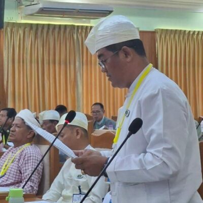 မွန်လွှတ်တော်တွင် လောင်းကစားဝိုင်းများပိတ်ရေး အဆိုတင်စဉ် လောင်းကစားဂိုဏ်းချုပ်ကြီး အောင်ကြည်သိန်း မျက်နှာပျက်နေ