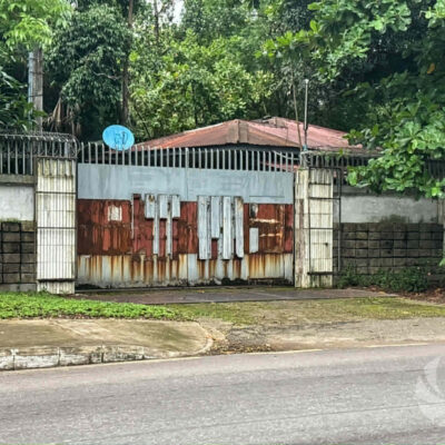 ရန်ကုန်မြို့ ဒေါ်အောင်ဆန်းစုကြည်နေအိမ်ခြံတံခါးမှ စစ်အုပ်စုခိုးဖြုတ်ခဲ့သည့် ဗိုလ်ချုပ်ဓာတ်ပုံ