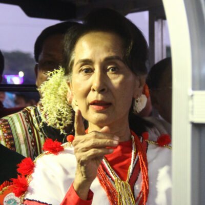 ဒေါ်အောင်ဆန်းစုကြည်နှင့် တွေ့ဆုံခွင့်ပြုပါက ၂၀၁၅ ကဲ့သို့ အာဏာလက်လွှတ်ရနိုင်ဟု စစ်လော်ဘီများ စိုးရိမ်စွာသတိပေး