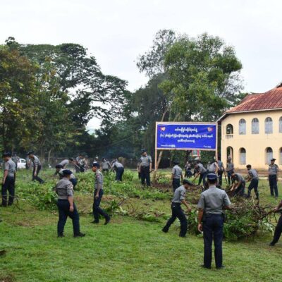 အပွင့်အခက်နှင့် လောင်းကစားဒိုင်များ အတူသောက်စားနေကြပြီး နှစ်လုံးထီကော်မရှင်စားများကိုမူ ဖမ်းဆီးနေ